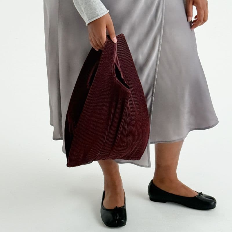 Pleated Baggu in Mahogany